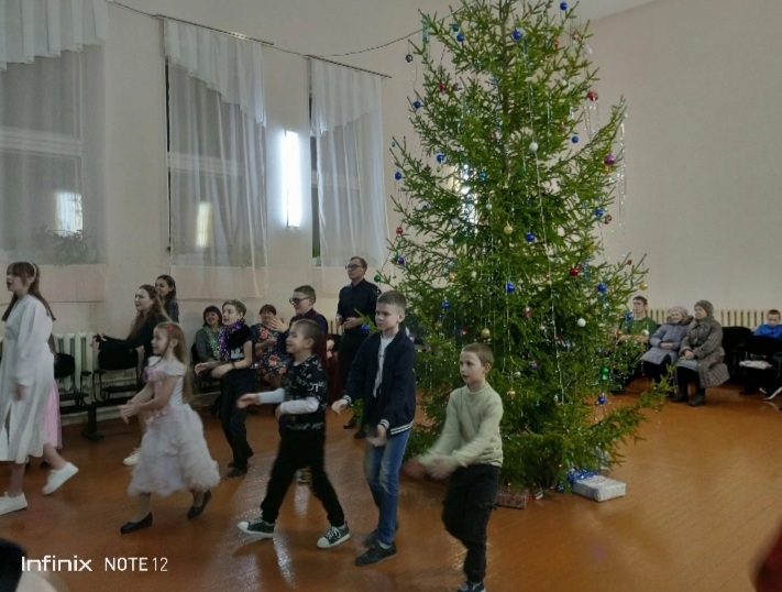 29 декабря для учащихся нашей школы прошло новогодние представление.