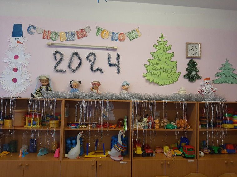 Декабрь — время украшать помещение школы перед новогодними праздниками..