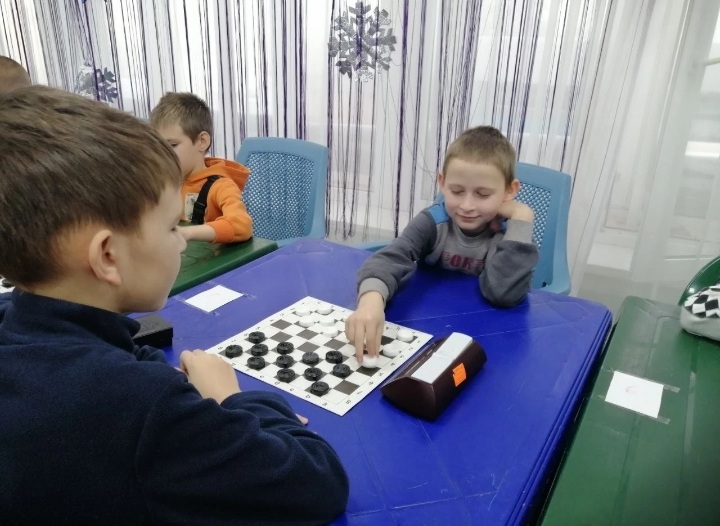 Приняли участие в рождественских турнирах по шашкам и шахматам.